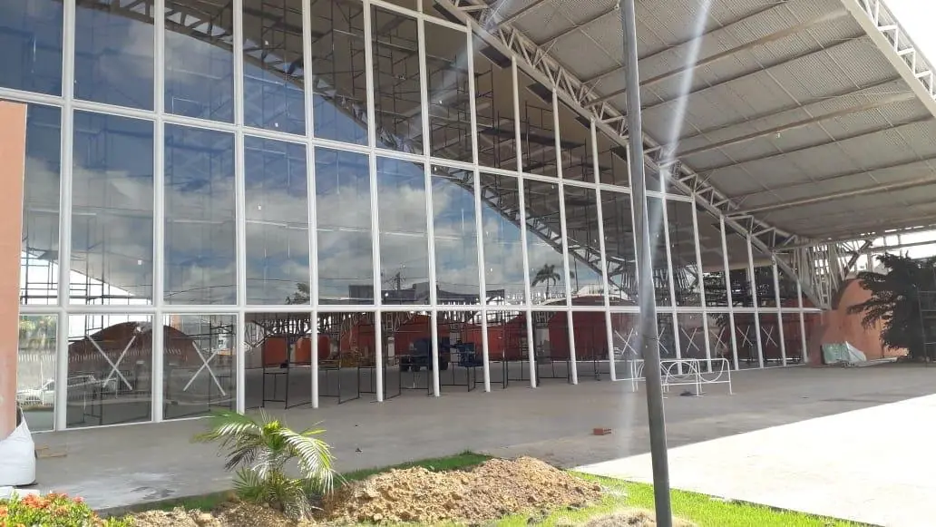 Fachada comercial em estrutura de vidro e alumínio