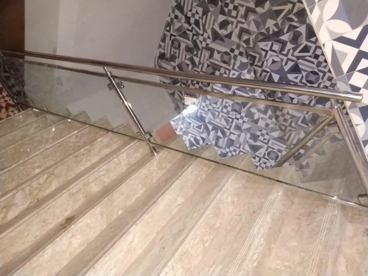 Guarda-corpo em inox e vidro em escada residencial
